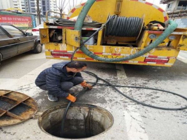 楼道里疏通下水道（楼道里疏通下水道怎么收费）